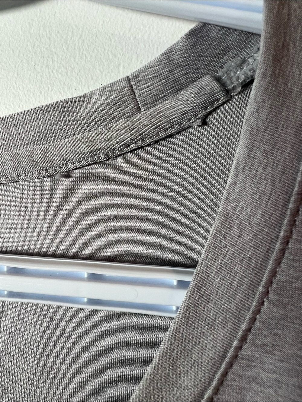 Reebok Women’s Large Grey Scoop Neck Performance Tee - Picture 5 of 7